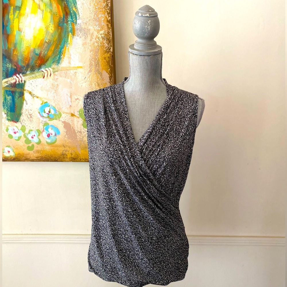 WHITE HOUSE BLACK MARKET WOMEN BLACK & WHITE SLEEVELESS WRAP TOP SIZE SMALL EUC
